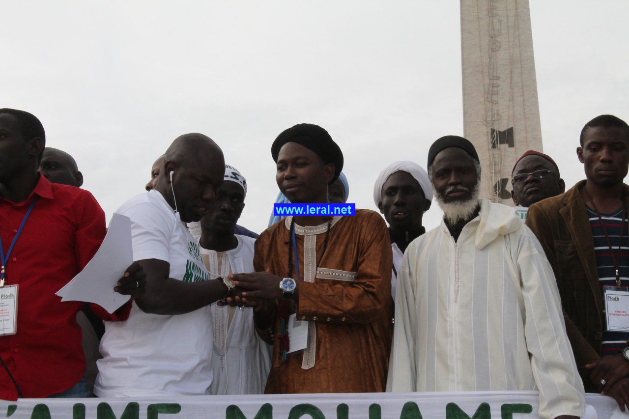 Photos-Des milliers de musulmans rassemblés à Dakar pour dénoncer les caricatures de Carlie Hebdo