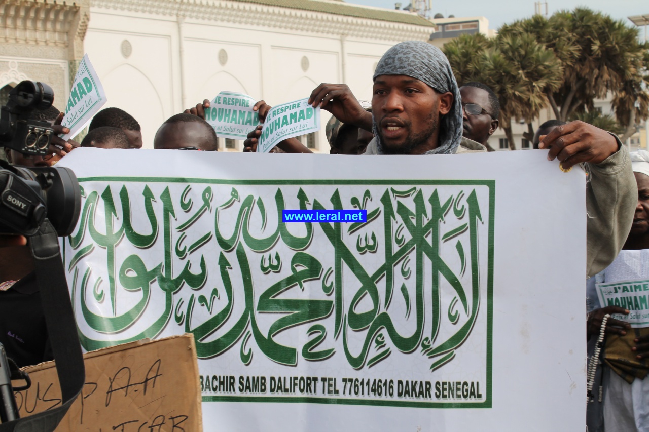 Photos-Des milliers de musulmans rassemblés à Dakar pour dénoncer les caricatures de Carlie Hebdo