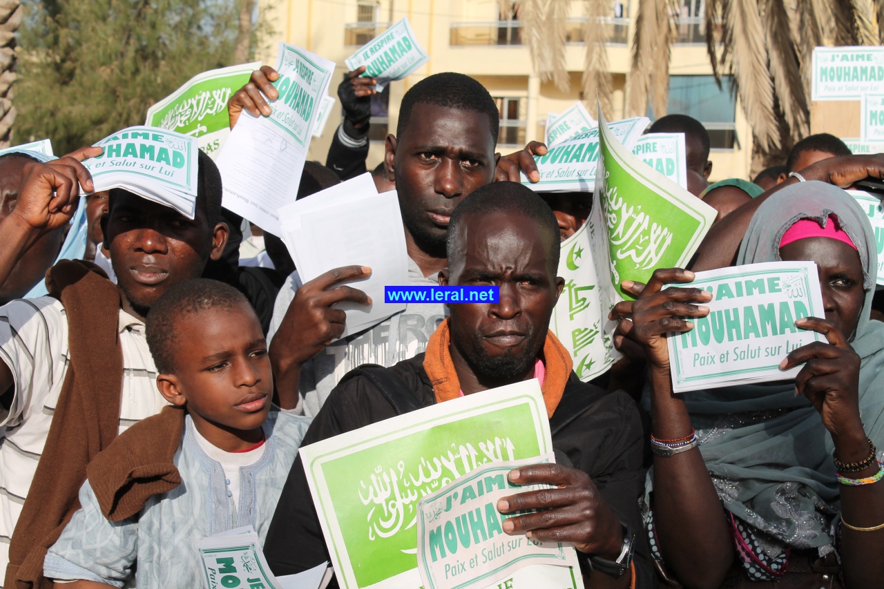 Photos-Des milliers de musulmans rassemblés à Dakar pour dénoncer les caricatures de Carlie Hebdo