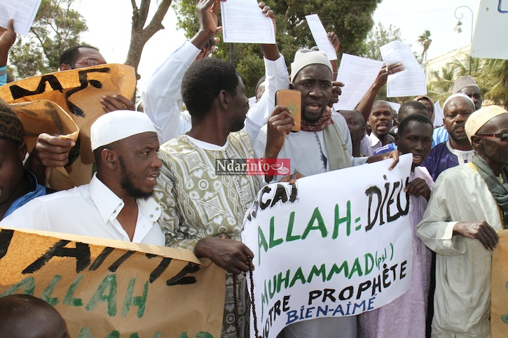 (Photos) Des associations islamiques marchent contre les caricatures de Charlie Hebdo.
