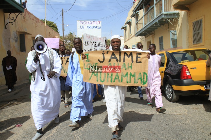 (Photos) Des associations islamiques marchent contre les caricatures de Charlie Hebdo.