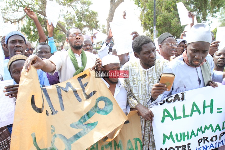 (Photos) Des associations islamiques marchent contre les caricatures de Charlie Hebdo.