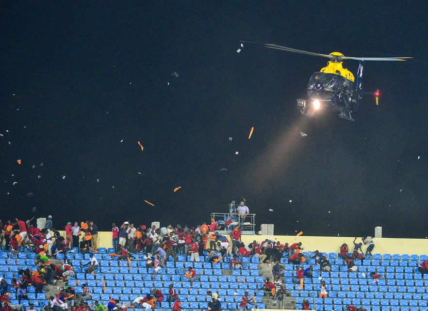 Le match entre le Ghana et la Guinée - équatoriale a été interrompu à la 83e minute. La police a déployé un hélicoptère pour disperser les fans.