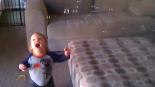 La réaction craquante d'un bébé face aux bulles de savon