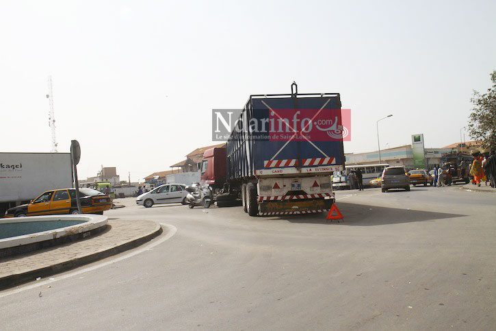 SAINT-LOUIS : En panne à l’entrée du pont Faidherbe, un camion bloque la circulation depuis 2 jours.
