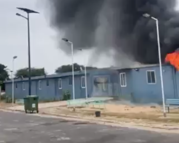 Incendie un village O de l'UGB : les flammes consument un module d'hébergement. 