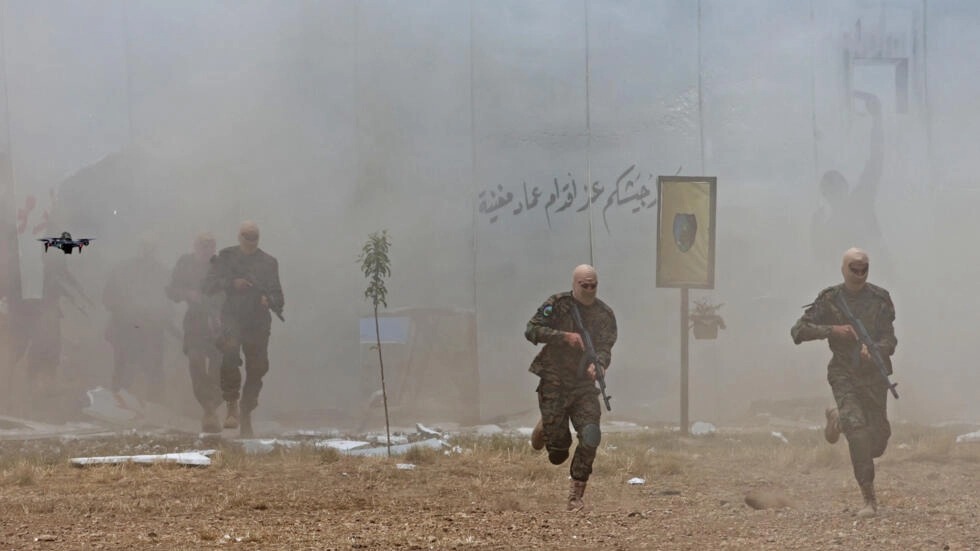Des combattants du Hezbollah libanais participent à des raids transfrontaliers, dans le cadre d'un exercice militaire à grande échelle, à Aaramta, à la frontière d'Israël, le 21 mai 2023 (image d'illustration). AFP - ANWAR AMRO