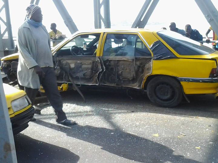 ACCIDENT SUR LE PONT FAIDHERBE: un camion frigorifique écrase un taxi. ACCIDENT SUR LE PONT FAIDHERBE: un camion frigorifique écrase un taxi.