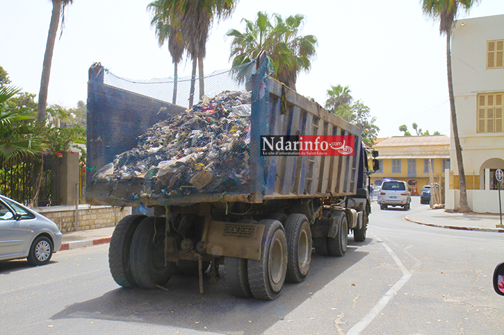 ARRÊT SUR IMAGES: ce camion de ramassage d'ordures ne se ferme pas!