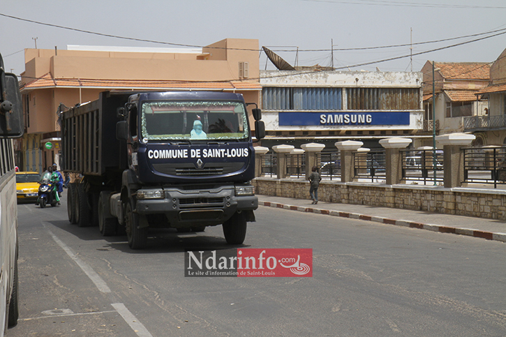 ARRÊT SUR IMAGES: ce camion de ramassage d'ordures ne se ferme pas!