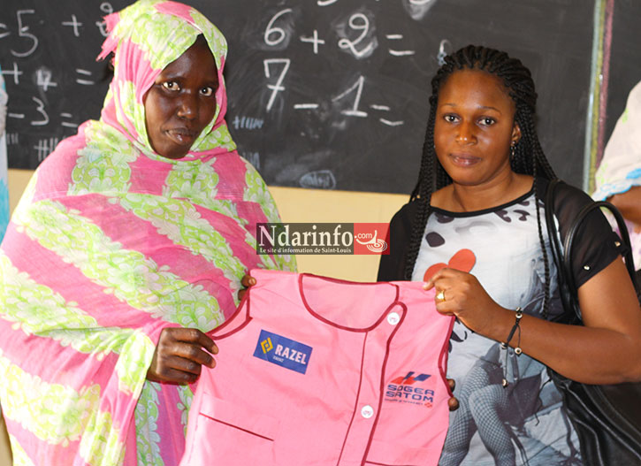 Mme Aby SONKO remet symboliquement une blouse à RAYBA DIAGNE, la présidente des parents d’élèves