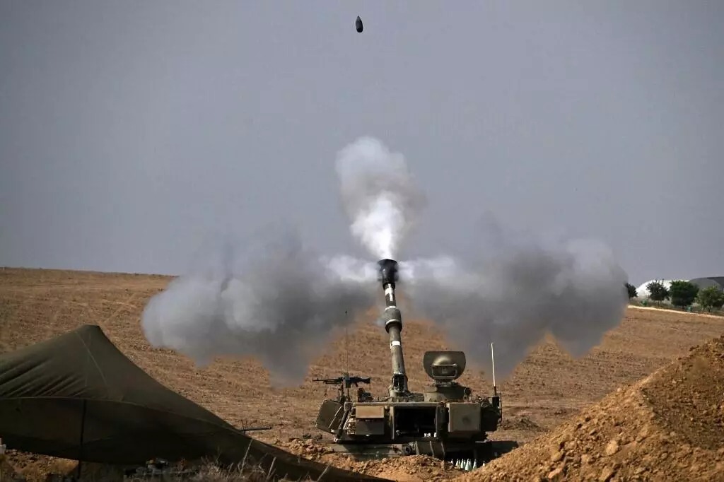 L'armée israélienne tire des obus de mortier en direction de la bande de Gaza le 28 octobre 2023. AFP - ARIS MESSINIS