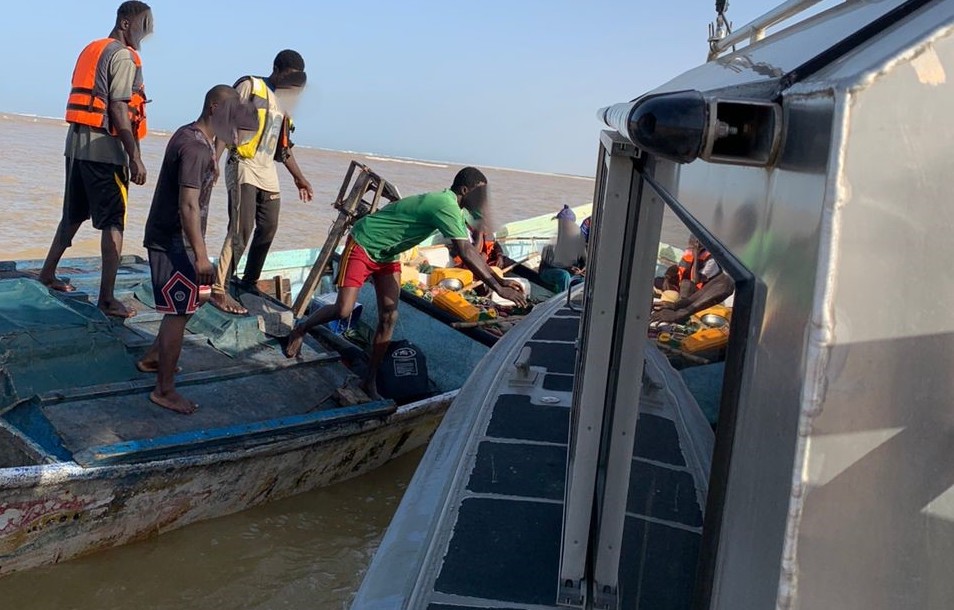 La marine sauve une pirogue en détresse au large de Saint-Louis