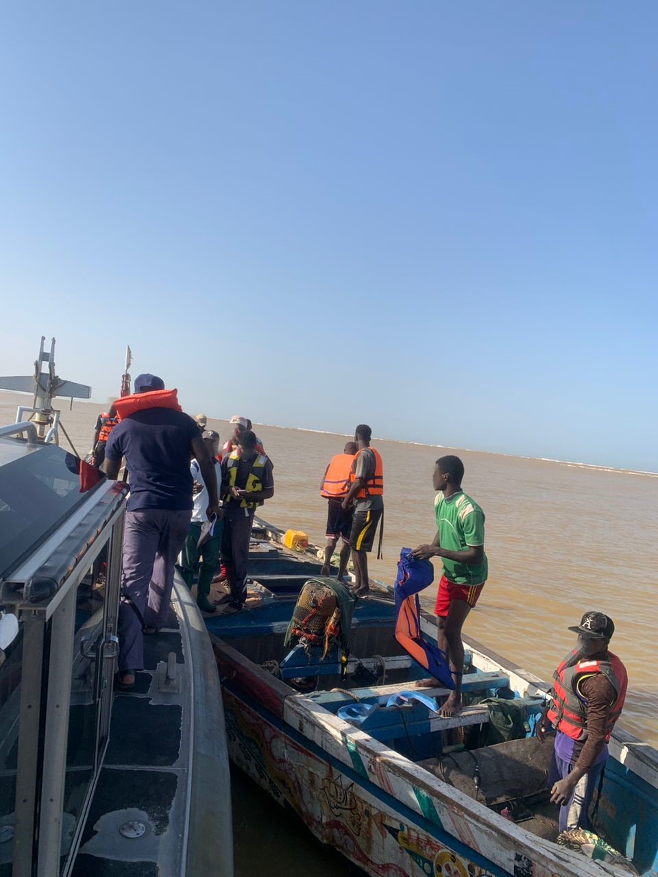 La marine sauve une pirogue en détresse au large de Saint-Louis