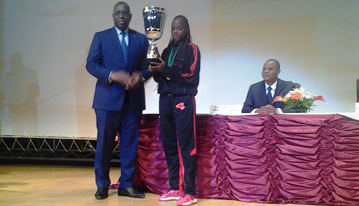 Nafissatou DIOP, capitaine de l'équipe de Basket recevant le trophée des mains du Président Macky SALL Nafissatou DIOP, capitaine de l'équipe de Basket recevant le trophée des mains du Président Macky SALL