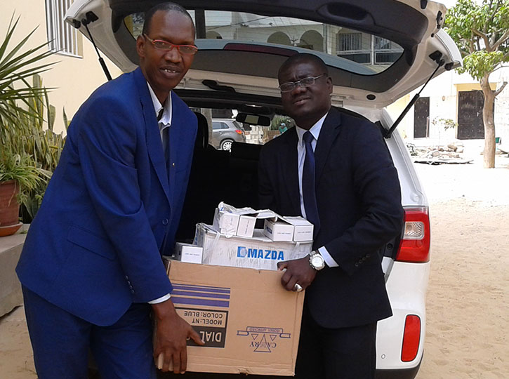 M. DIOP fait une remise symbolique d'ampoules à M. DIALLO