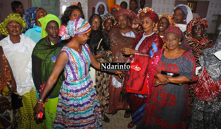 Binta FALL entourée de coordonatrices du réseau Binta FALL entourée de coordonatrices du réseau
