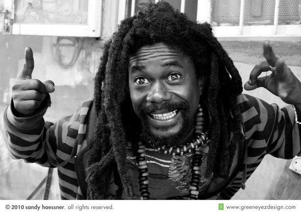 Niagass raille Mansour Faye en plein concert : « tous les projets qui sont là, sont lancés par Cheikh Bamba DIEYE ». Niagass raille Mansour Faye en plein concert : « tous les projets qui sont là, sont lancés par Cheikh Bamba DIEYE ».