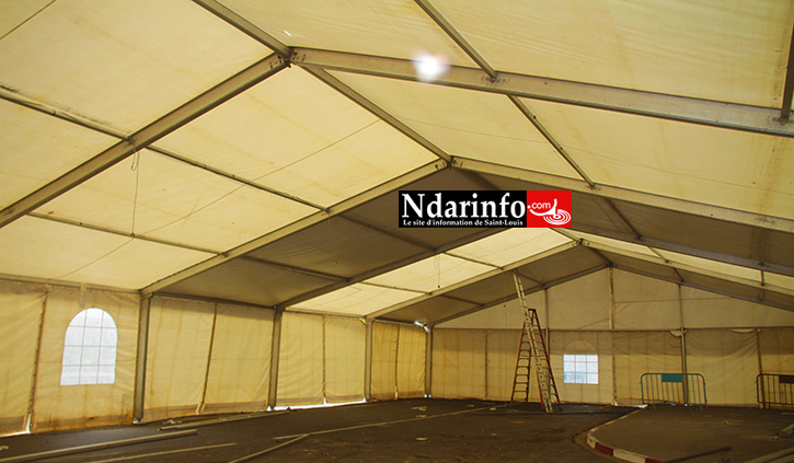 SAINT-LOUIS JAZZ 2015 innove: le podium délocalisé, la foire internationale renforcée, en cours d’installation sur la Place Faidherbe.