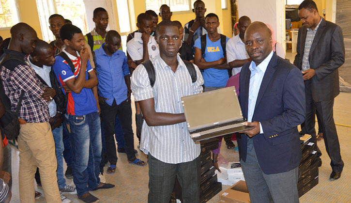 UN ETUDIANT UN ORDINATEUR : la troisième phase lancée à l’Université Gaston Berger de Saint-Louis ! UN ETUDIANT UN ORDINATEUR : la troisième phase lancée à l’Université Gaston Berger de Saint-Louis !