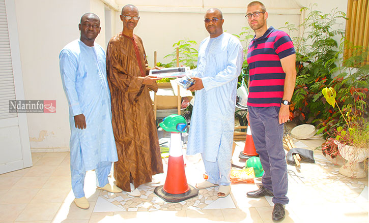 Remise symbolique entre l'adjoint au maire Balla GUEYE et le directeur de l'antenne de l'ONAS, en présence M. NDIAYE ET M. LAMOUREUX (GRET et CG27). Crédit photo: NdarInfo.