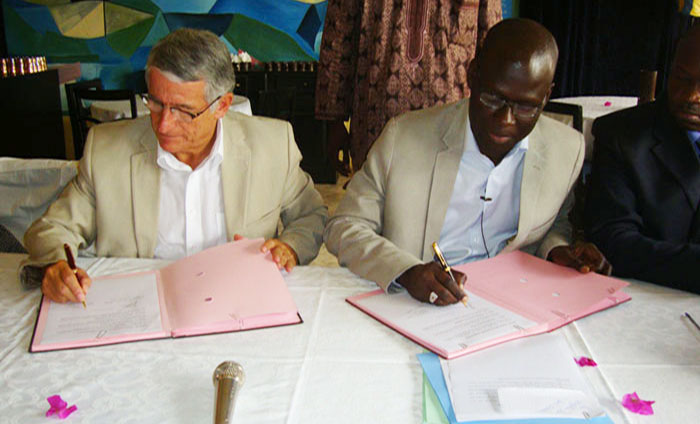 Signature de Convention entre Cheikh Abiboulaye DIEYE et Pierre COHEN Signature de Convention entre Cheikh Abiboulaye DIEYE et Pierre COHEN
