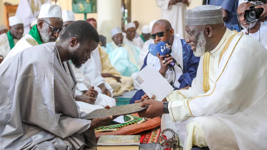 Après sa prière du vendredi à la Mosquée Omarienne, le Président Diomaye Faye s’engage à poursuivre