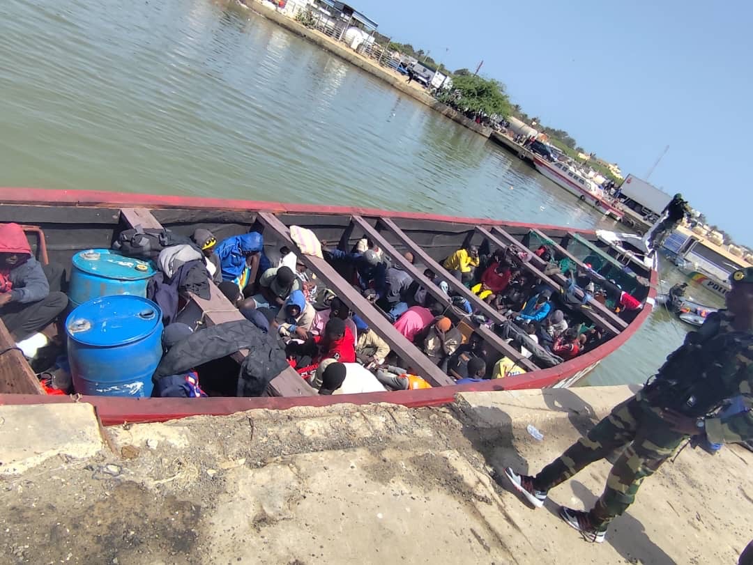 ​Saint-Louis : un bateau de migrants intercepté par la marine, ce matin (photos)