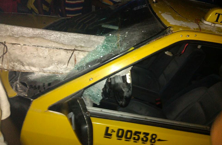 ACCIDENT À GUET-NDAR : un taxi s’engouffre dans le monument aux morts. ACCIDENT À GUET-NDAR : un taxi s’engouffre dans le monument aux morts.