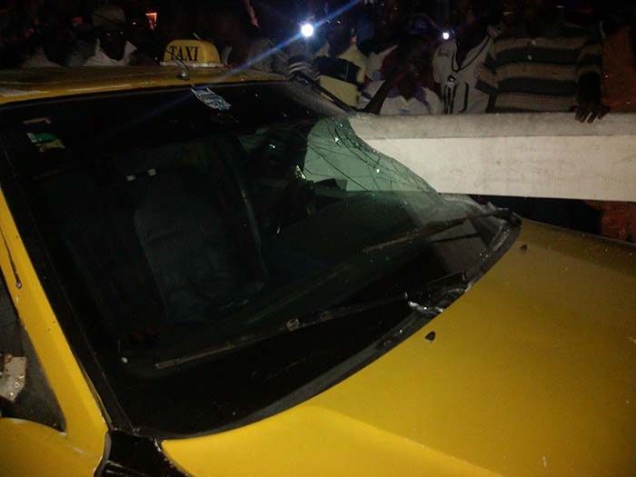 ACCIDENT À GUET-NDAR : un taxi s’engouffre dans le monument aux morts. ACCIDENT À GUET-NDAR : un taxi s’engouffre dans le monument aux morts.