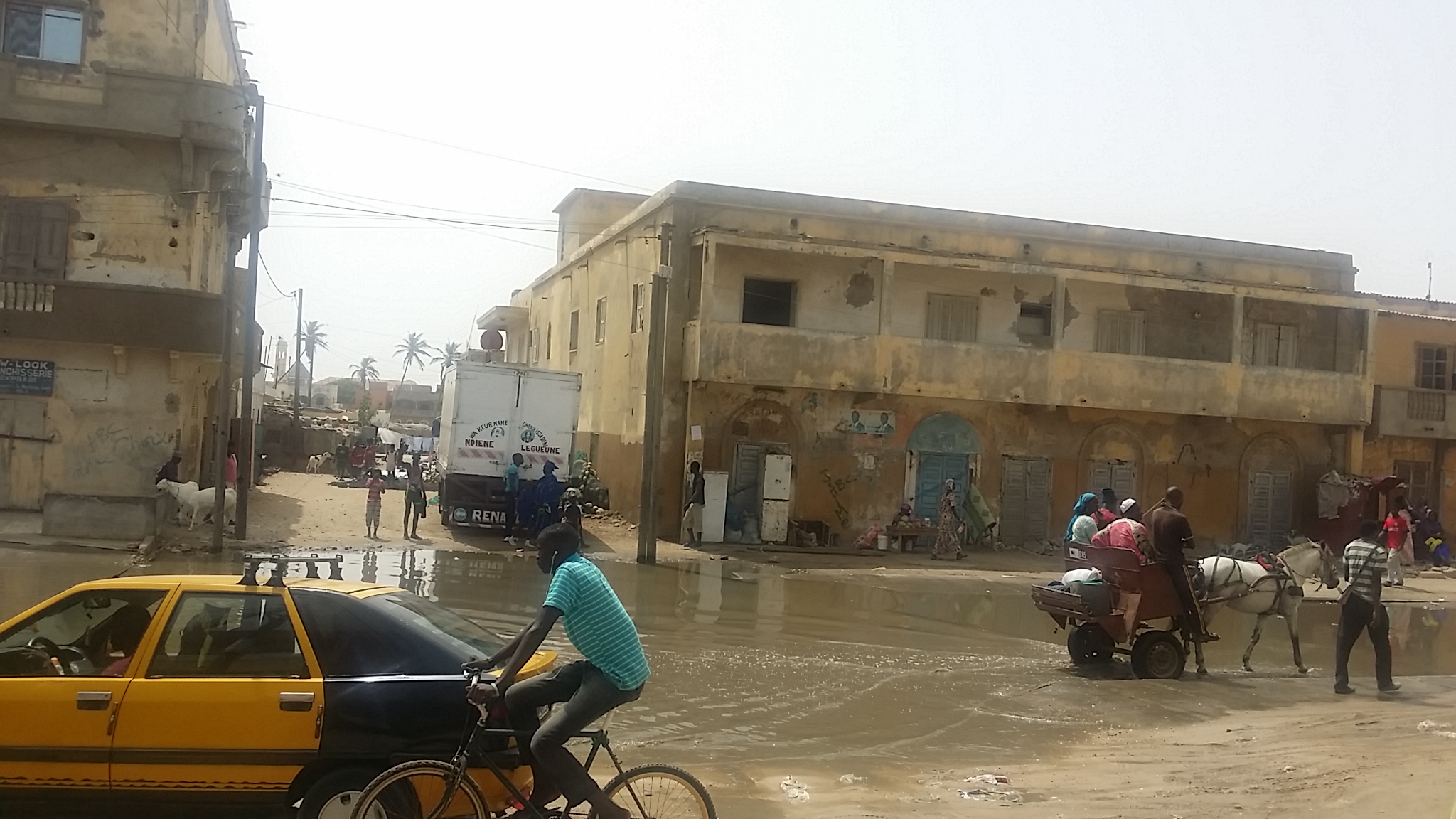 Urgent : Un grand canal d'eau éclate à Santhiaba.