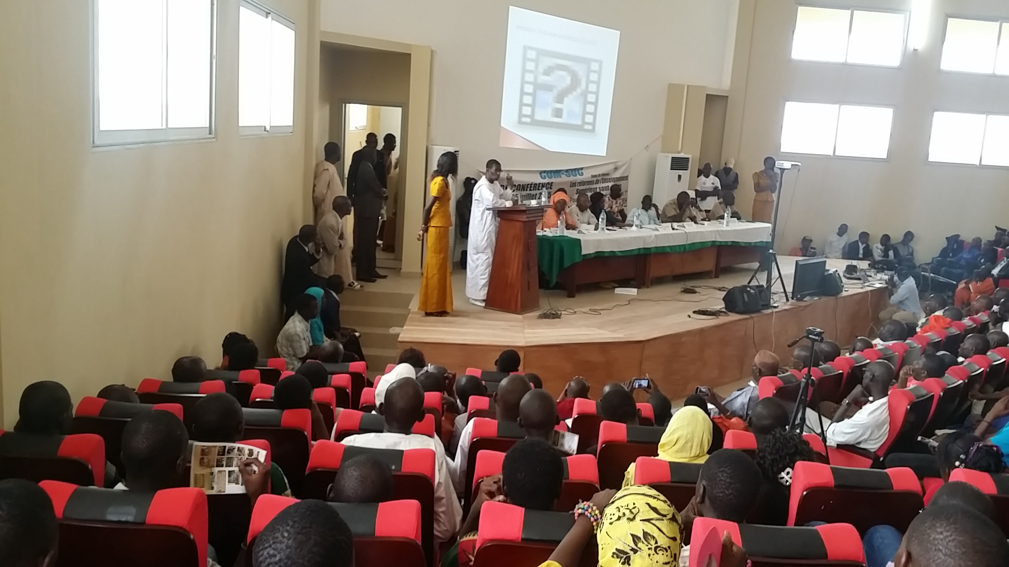 UGB: des coupures intempestives d'électricité sabotent le discours de Mary Teuw NIANE UGB: des coupures intempestives d'électricité sabotent le discours de Mary Teuw NIANE