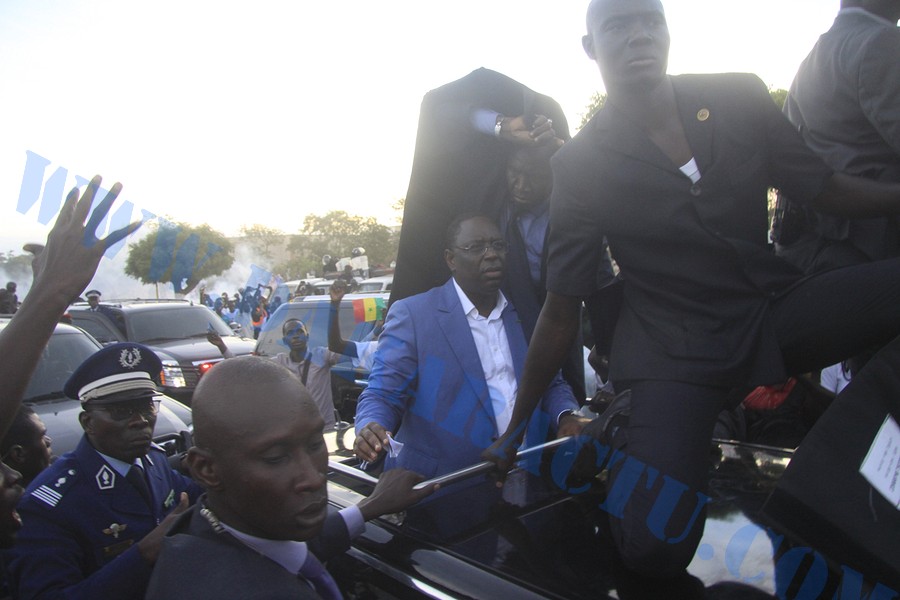 Jets de pierres à l’Ucad : Le président Macky Sall exfiltré par sa garde rapprochée, 5 étudiants arrêtés