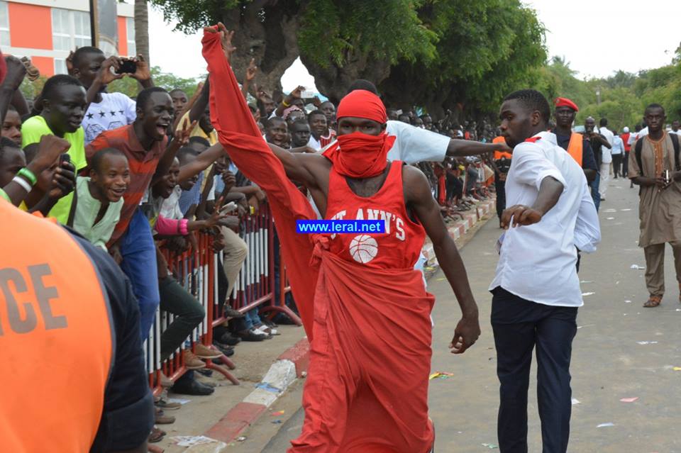Jets de pierres à l’Ucad : Le président Macky Sall exfiltré par sa garde rapprochée, 5 étudiants arrêtés