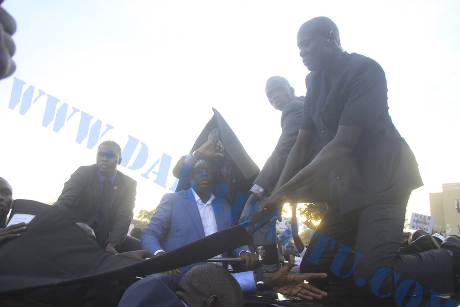 Jets de pierres à l’Ucad : Le président Macky Sall exfiltré par sa garde rapprochée, 5 étudiants arrêtés