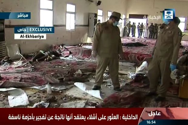 Image tirée de la chaîne de télévision d'Etat El-Ikhbariya diffusant, le 6 août 2015, les images des forces de sécurité saoudiennes en train d'inspecter le lieu de l'attaque perpétrée dans une mosquée, située au sein du quartier général des forces spéciales saoudiennes, à Abha. | HO / AFP
