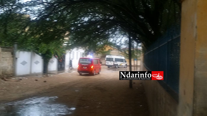 Les Sapeurs transportent le coprs. Crédit photo: Ndarinfo.com Les Sapeurs transportent le coprs. Crédit photo: Ndarinfo.com