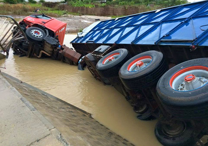 ROUTE DE KHOR: un camion plonge dans le fleuve (photos)