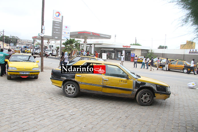 URGENT: le président des chauffeurs de taxi convoqué à la Police. Les taximen manifestent.