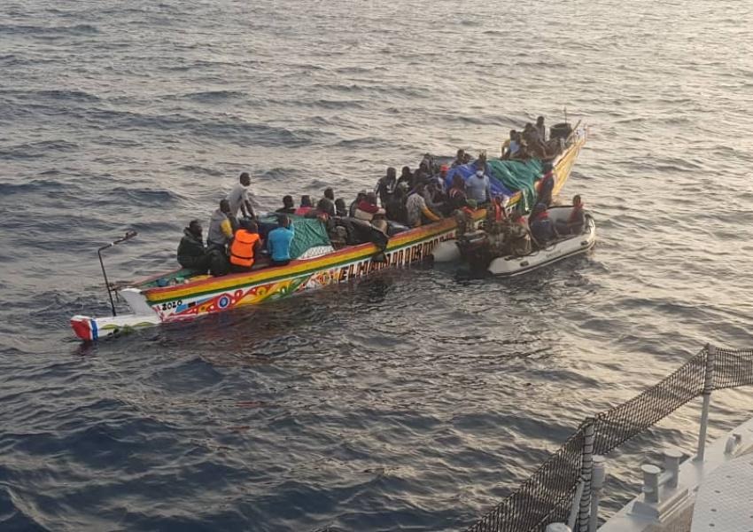 Deux pirogues transportant 276 migrants interceptées par la Marine nationale Deux pirogues transportant 276 migrants interceptées par la Marine nationale