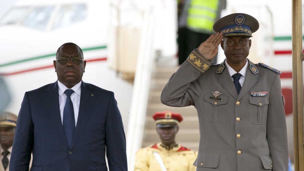 Le président sénégalais Macky Sall (gauche) et le chef des putschistes du Burkina Faso Gilbert Diendéré, le 18 septembre à Ouagadougou. Le président sénégalais Macky Sall (gauche) et le chef des putschistes du Burkina Faso Gilbert Diendéré, le 18 septembre à Ouagadougou.