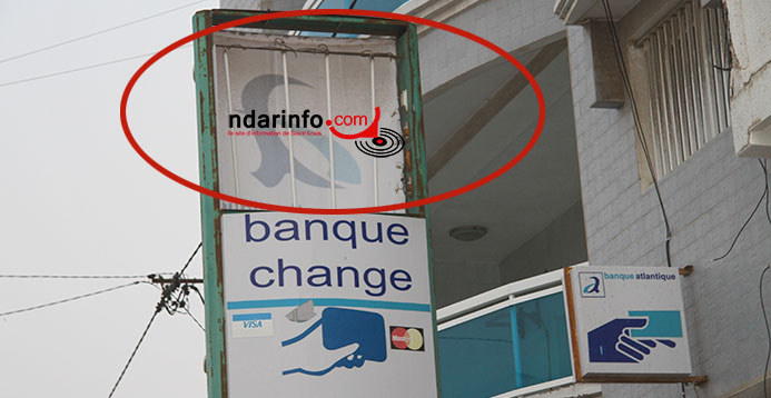 AFFRONTEMENTS ENTRE AMBULANTS ET AGENTS MUNICIPAUX: la plaque d'une banque cassée. AFFRONTEMENTS ENTRE AMBULANTS ET AGENTS MUNICIPAUX: la plaque d'une banque cassée.