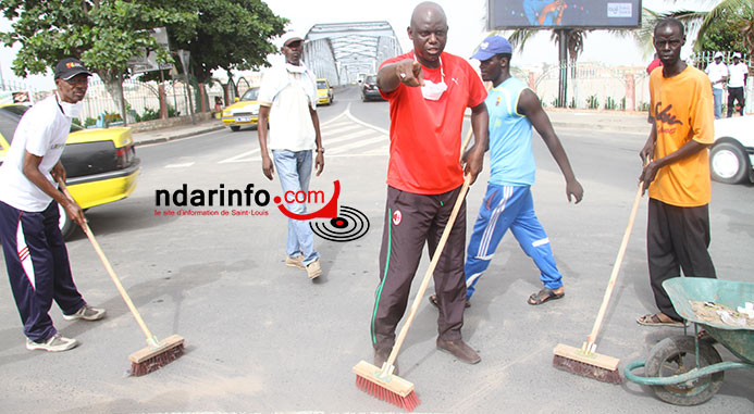 Le Maire Mansour FAYE, ce matin, à l'entrée de l'Avenue du Général de Gaulle Le Maire Mansour FAYE, ce matin, à l'entrée de l'Avenue du Général de Gaulle