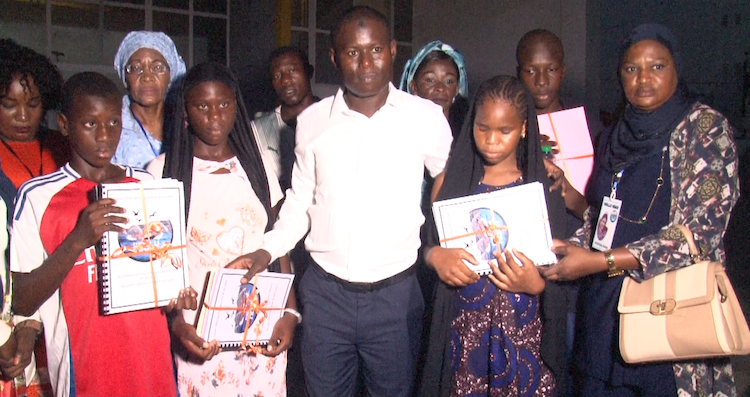 Appui scolaire : Wallu NDAR remet des kits scolaires à 250 apprenants vulnérables Appui scolaire : Wallu NDAR remet des kits scolaires à 250 apprenants vulnérables