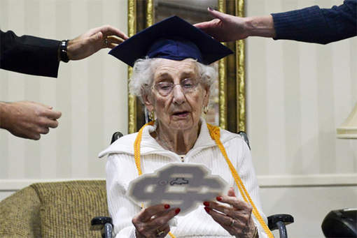 Les larmes de joie de Margaret, 97 ans, enfin diplômée.