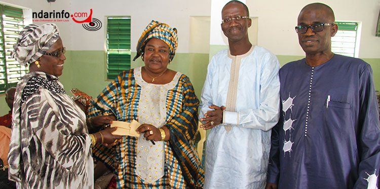 Mme Bineta FALL remet l'enveloppe du maire Mansour FAYE à Mme MBODJI