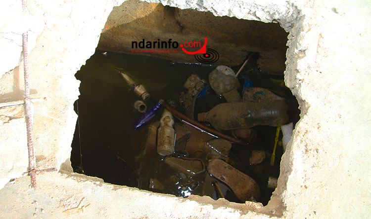 Une fosse sceptique branchée sur le reseau d'évacuation des eaux de pluie. Une fosse sceptique branchée sur le reseau d'évacuation des eaux de pluie.