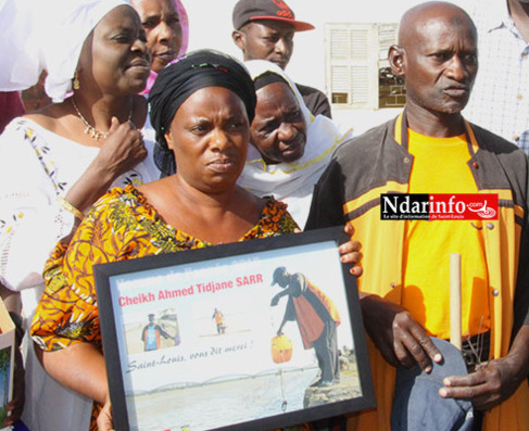 L'èpouse de M. SARR tenant le diplome d'honneur de NDARINFO