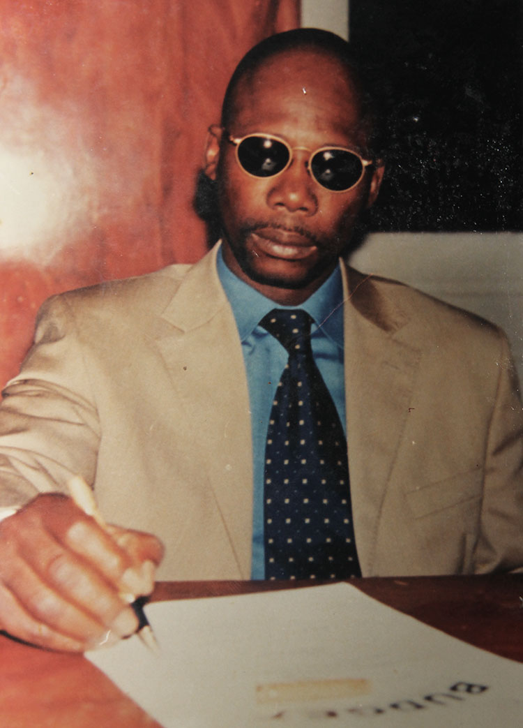 SOUVENIRS D'ABLAYE NDIAYE: les empreintes indélébiles d’une générosité pieuse et légendaire. SOUVENIRS D'ABLAYE NDIAYE: les empreintes indélébiles d’une générosité pieuse et légendaire.