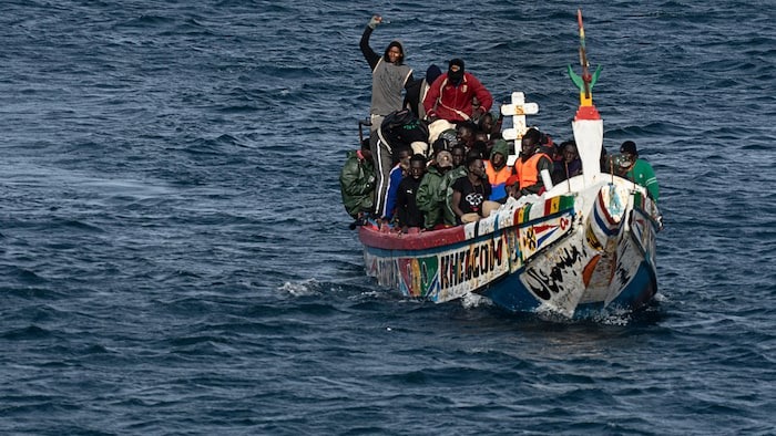 La Marine intercepte une pirogue avec 229 migrants au large de Saint-Louis
